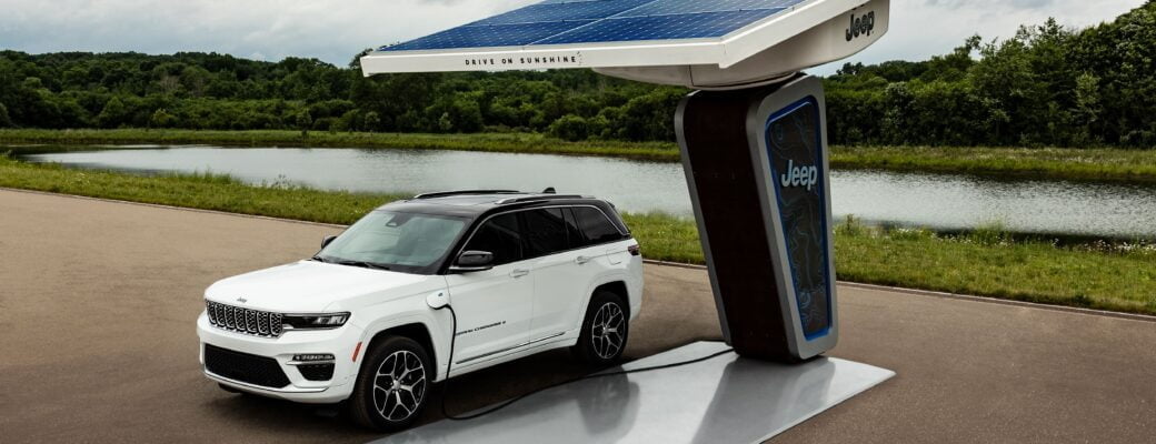 Pasaulyje pristatytas penktos kartos legendinis „Grand Cherokee” visureigis